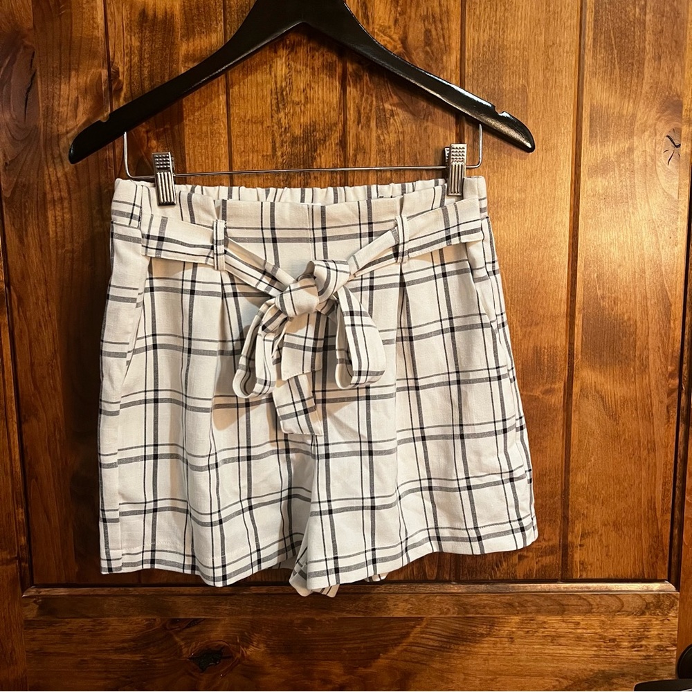 Potters pot, striped shorts, tie in front pockets